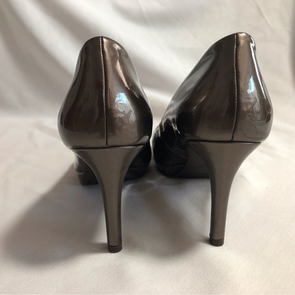 EUC Nine West “Acting Out” Metallic pump - Picture 4 of 8